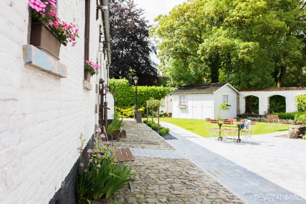 Cour vue avec façade