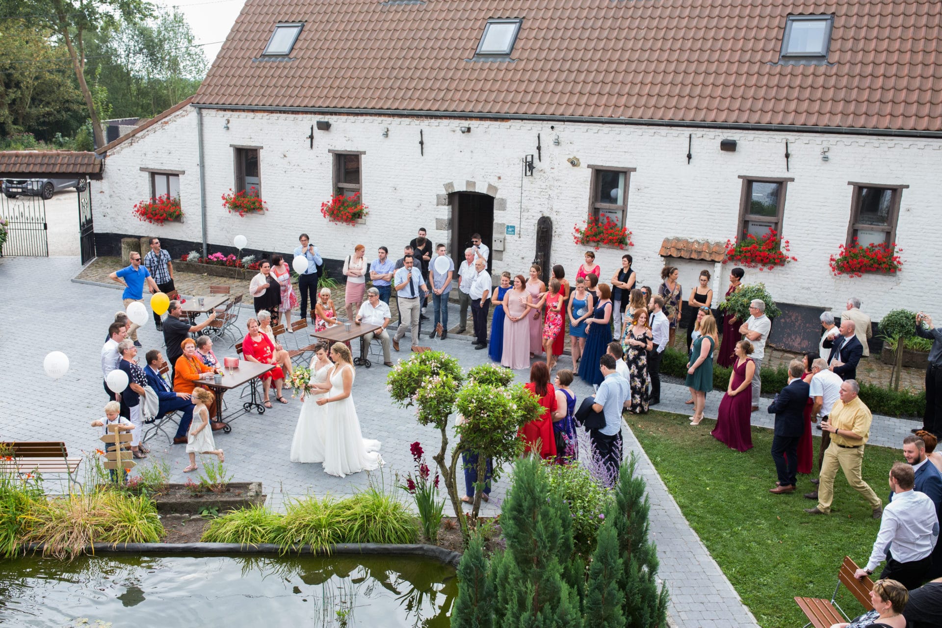 Lancer de bouquet dans la cour