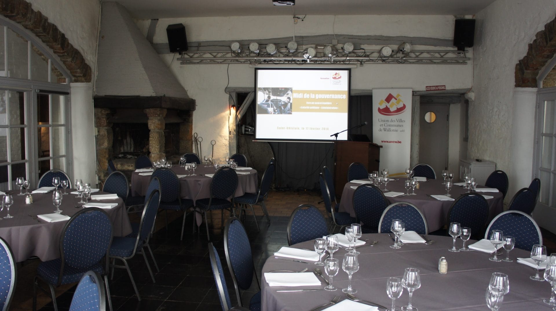 Salle Salmanazar avec écran